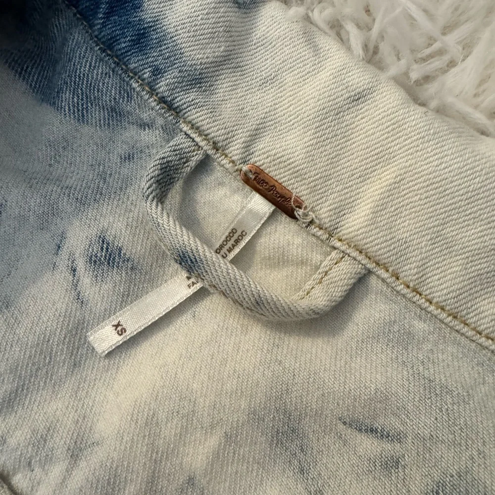 Free People Rumors Jones Tie Dye Blue Denim Jean Jacket Size XS EXTRA SMALL - Picture 7 of 10